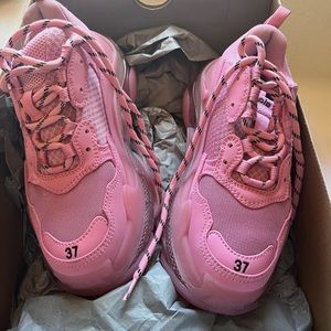 Pink Balenciaga size 7 women only wore them 1 time never put them back on